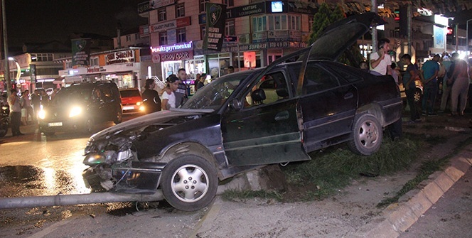 Feci kaza: Otomobiller birbirine girdi