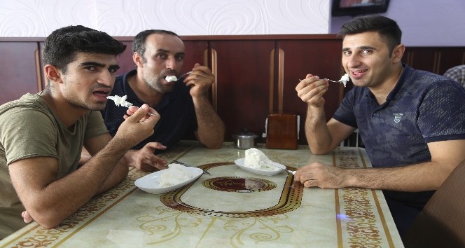 Silopi’de vatandaşlara 50 kilo dondurma ikramı