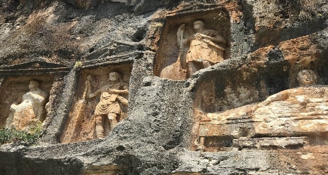 (Özel) 2 bin 400 yıl önce yapılan ’Adam Kayalar’ görenleri büyülüyor