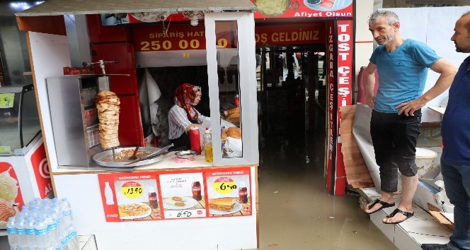 Rize’de şiddetli yağış nedeniyle dükkanları su bastı