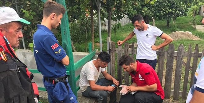 Yalın ayak inekleri takip ederek hayatta kaldı! Yaşadığı kabusu böyle anlattı