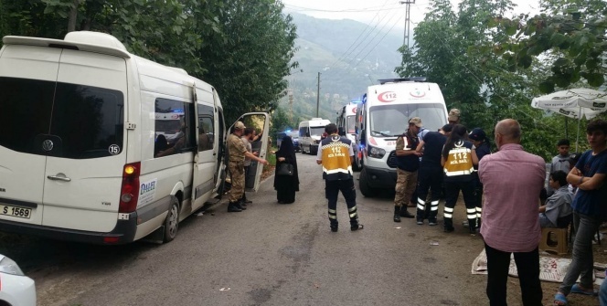 Turistleri taşıyan minibüs duvara çarptı! Çok sayıda yaralı var