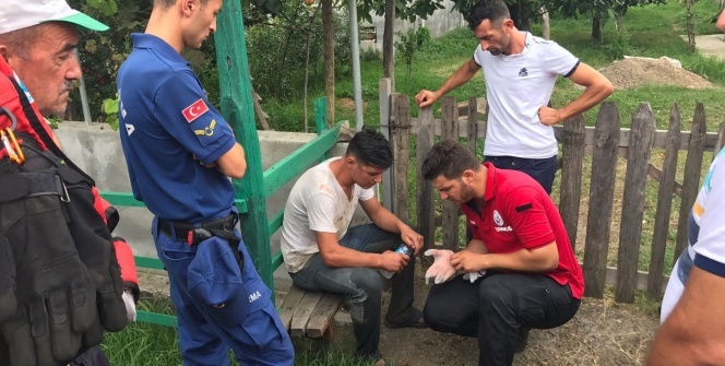 Babasının arabasını alıp kaçtı, ormanda kayboldu