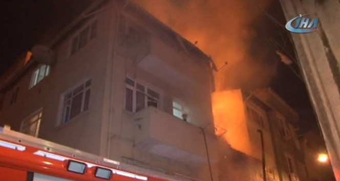 Beyoğlu’nda ahşap bina alev alev yandı