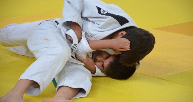Suriyeli ile Türk çocuklar judo turnuvasında buluştu