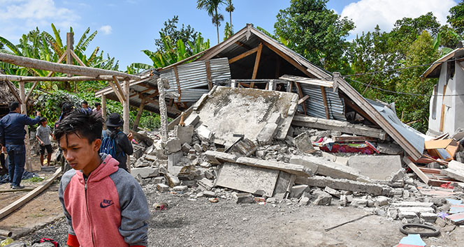 Endonezya&#039;da 10 binden fazla kişi yerlerinden oldu