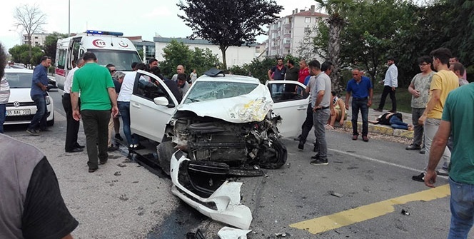 Ticari taksi otomobil ile çarpıştı! Çok sayıda yaralı var