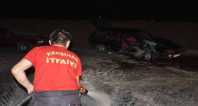 Kaza sonrası otomobili yanan sürücüler olay yerinden kaçtı