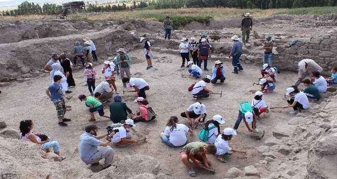 Kırşehir’de çocuklar bir günlüğüne arkeolog oldu
