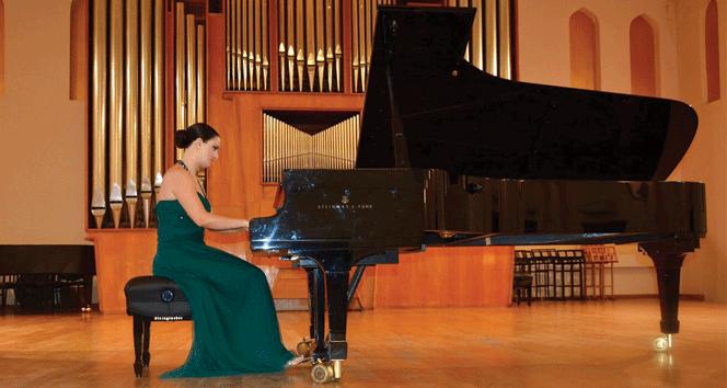 Kıbrıslı Türk piyanist Gözdem İlkay Bakü’de resital verdi