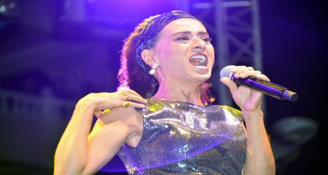 İzmir’de Yıldız Tilbe izdihamı