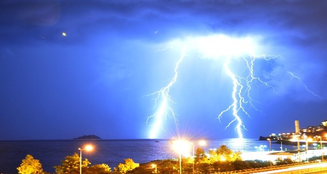 Giresun’da yıldırımlar geceyi aydınlattı
