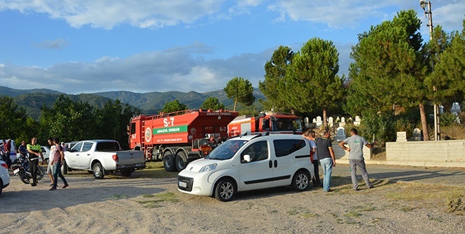 Mezarlıkta korku dolu anlar! Küreklerle yardıma geldiler