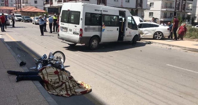 Aksaray’da minibüs ile motosiklet çarpıştı: 1 ölü, 2 yaralı