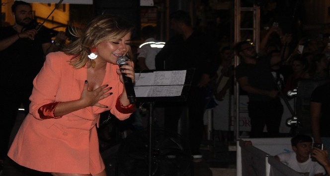 Merve Özbey İzmirli hayranlarıyla buluştu