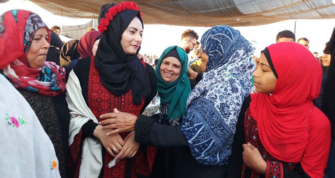 Filistinli gençler Gazze sınırında nişanlandı