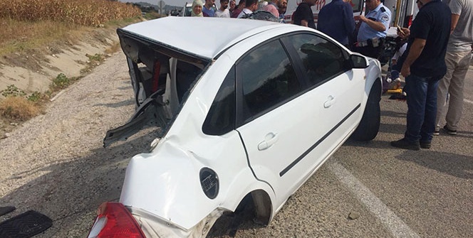 Yolcu minibüsü ile çarpışan otomobil ikiye bölündü... Çok sayıda yaralı var