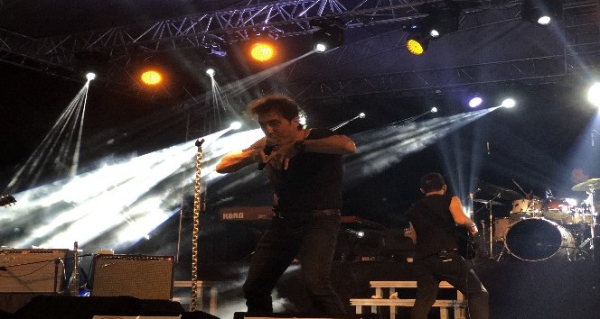 Kıraç Çorlu konserinde hem coştu hem coşturdu