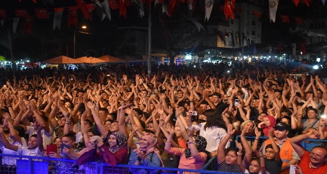 Buharkent taze incir festivali Ferhat Göçer konseri ile sona erdi