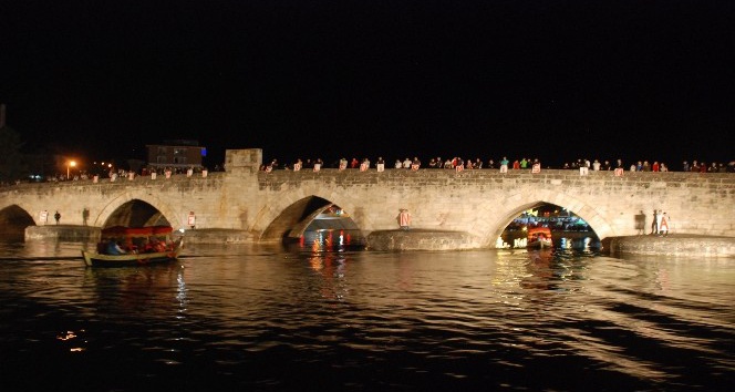 Tarihi köprüde üzerinde 50 kişilik organizasyonla evlilik teklifi