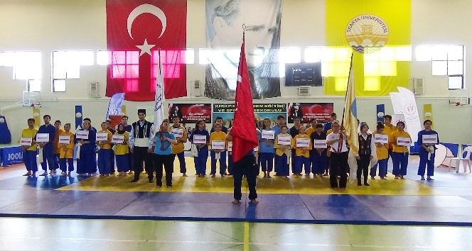 Kuşak Güreşi Gençler Türkiye Şampiyonası başladı