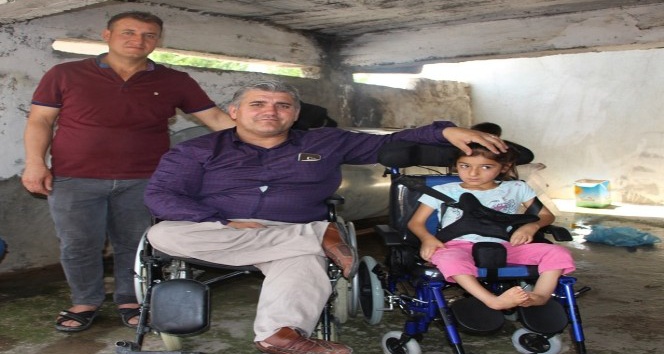Engelli maaşıyla engelli kıza tekerlekli sandalye aldı