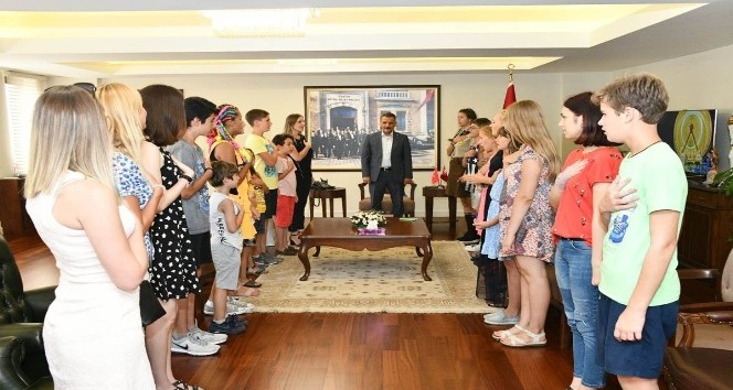 Samsun Valisi, Ukraynalı çocuklar ile İstiklal Marşı okudu