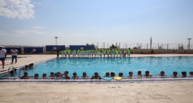 Çocuklar spor okullarında yüzmeyi öğreniyor