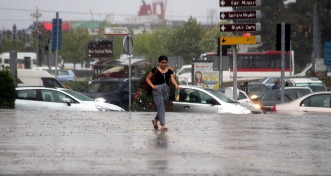 Samsun’daki sağanak yağış hayatı olumsuz etkiledi