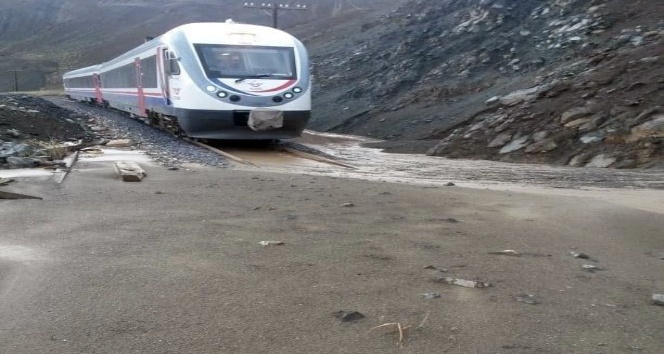 Erzincan-Sivas demir yolu heyelan nedeniyle ulaşıma kapandı
