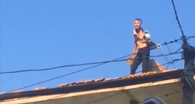Ev sahibine kızan kiracı çatıdaki kiremitleri aşağı fırlattı