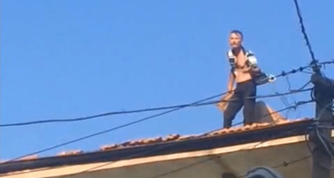 Ev sahibine kızan kiracı çatıdaki kiremitleri aşağı fırlattı