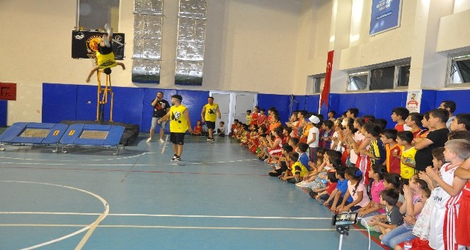 Terör mağduru Şırnaklı çocuklar, akrobasi basketbol gösterisinde gönüllerince eğlendi