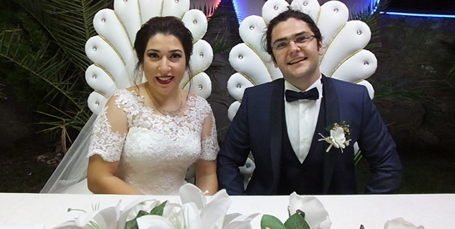 Düğün davetiyelerindeki fotoğrafı gören inanamadı!