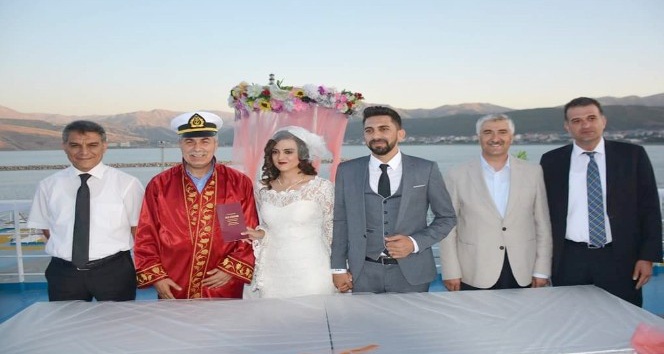 Türkiye’nin en büyük gölü ve feribotunda nikah töreni yapıldı
