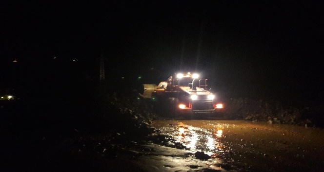 Rize-Çamlıhemşin karayolu şiddetli yağışlar sonucu oluşan sel ve heyelanlar nedeniyle ulaşıma kapandı