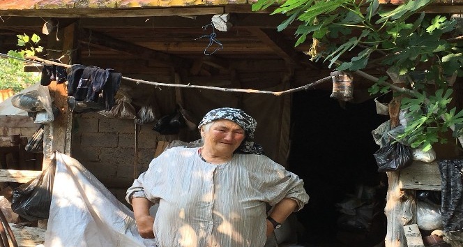 Evi yanan yaşlı kadın kömürlükte yaşam mücadelesi veriyor