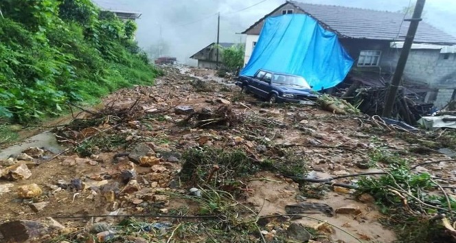 Rize’nin Pazar ve Ardeşen ilçesinde dün gece yağan yağmurun ardından selin tahribatı ortaya çıkıyor