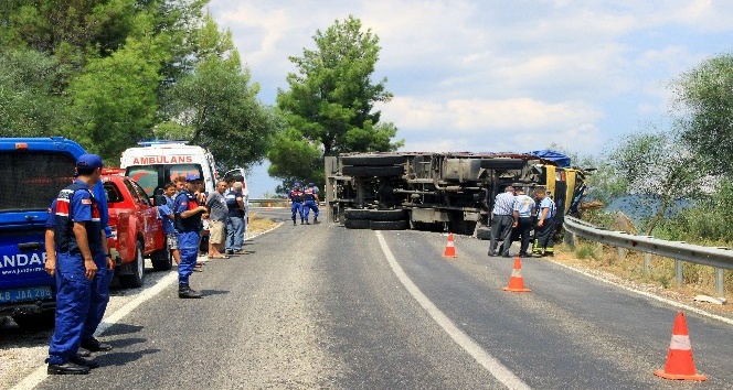 Virajı alamayan kamyonun şoförü öldü