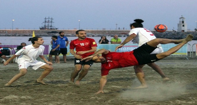 Alanya’da plaj futbolu heyecanı