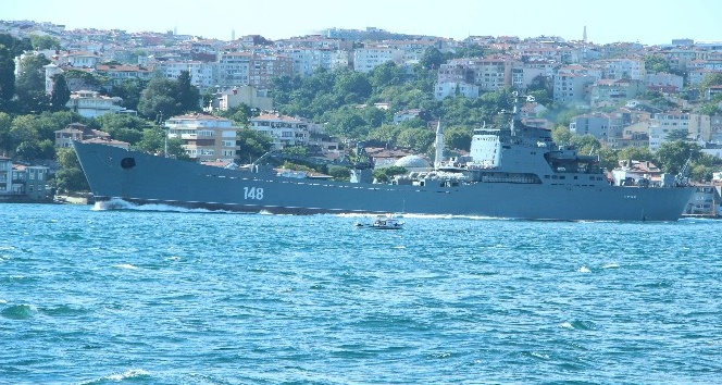 Rus savaş gemisi ‘Orsk’ İstanbul Boğazı’ndan geçti