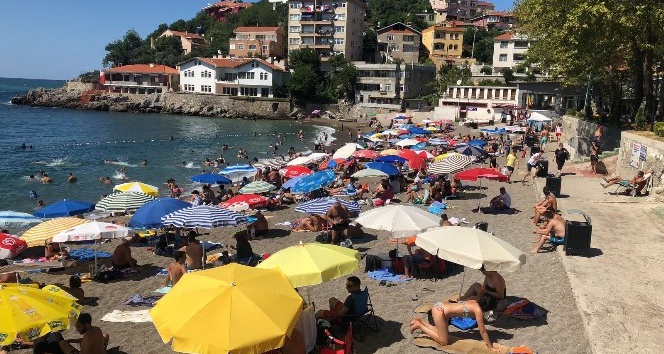 Sıcaktan bunalan vatandaşlar plajlara akın etti
