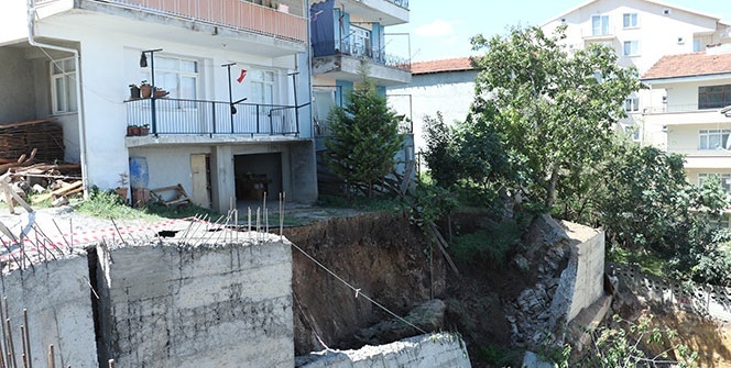 İnşaatın istinat duvarı çöktü, 2 bina boşaltıldı