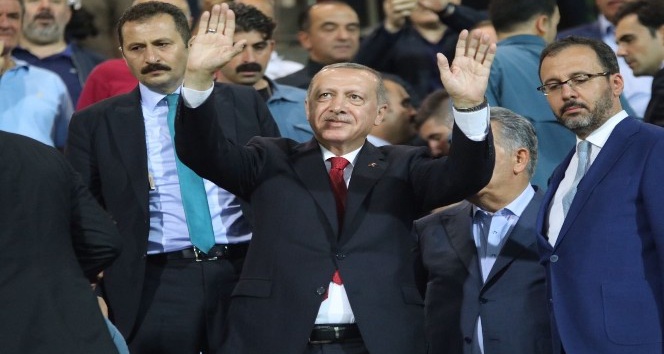 Cumhurbaşkanı Erdoğan, Çaykur Rizespor-Kasımpaşa maçını izlemek için ÇAYKUR Didi Stadyumuna geldi