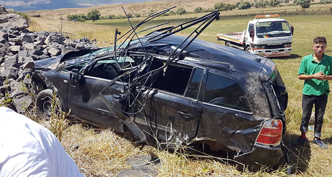 Bingöl&#039;de otomobil şarampole yuvarlandı :4 yaralı