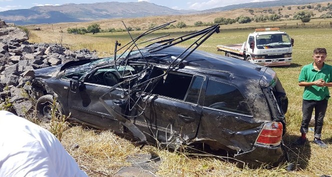 Bingöl’de otomobil şarampole yuvarlandı :4 yaralı