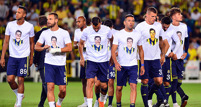Fenerbahçe ısınmaya pankart ve Lefter tişörtüyle çıktı