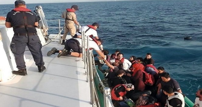 Bindikleri lastik botun motoru arıza yapan 37 kaçak göçmeni sahil güvenlik kurtardı