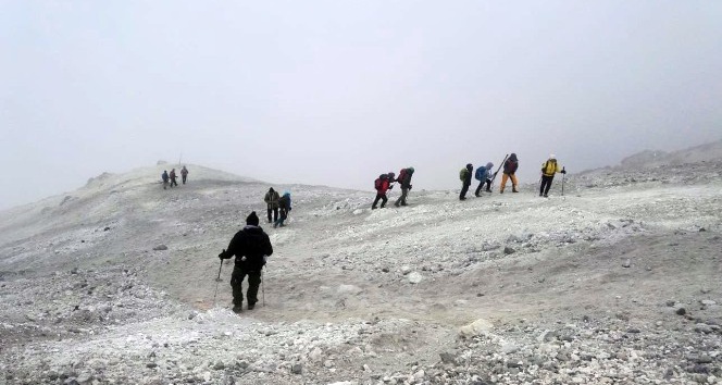 Vanlı dağcılar 5671 rakımlı İran’ın Demavend Dağı’na tırmandı