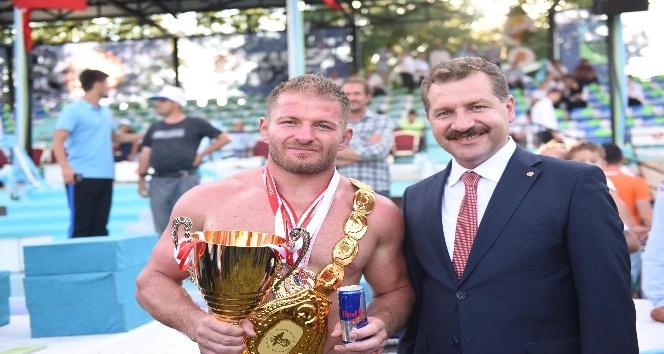 Kurtdereli Güreşlerinde şampiyon İsmail Balaban